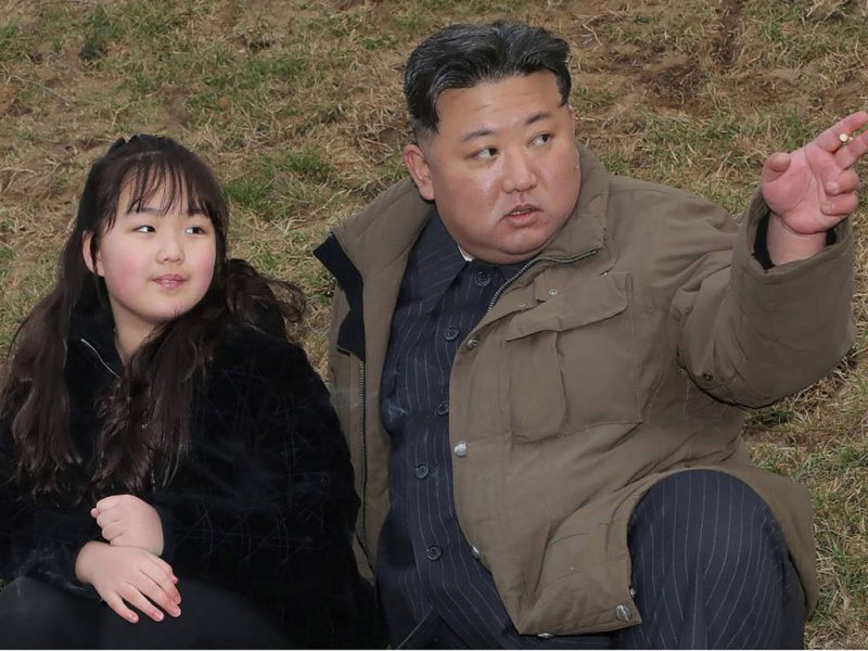 Eine junge Frau, eine mächtige Familie und die Frage, die alle beschäftigt: Ist Kim Ju Ae die neue starke Frau Nordkoreas? Während ihr Vater mit gesundheitlichen Problemen kämpft, deutet alles darauf hin, dass sie das nächste Kapitel der Diktatur schreiben könnte.