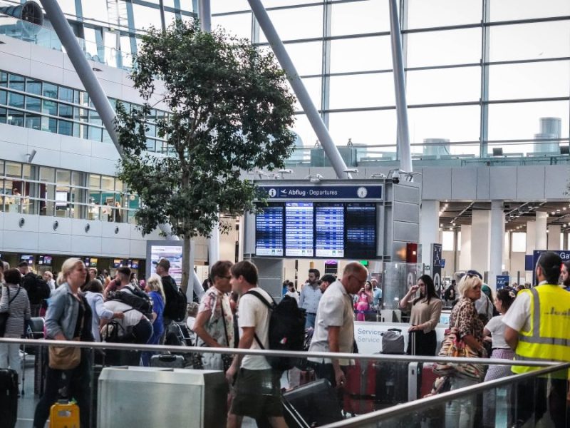 Wer mit dem Flieger in den Urlaub fliegt, könnte DAVON bald profitieren.