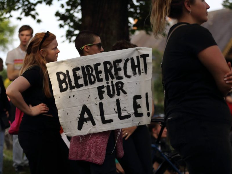 Nach der schockierenden Attacke beim Stadtfest in Solingen geraten die Behörden unter Beschuss. Der Täter war zur Abschiebung vorgesehen, blieb aber in Deutschland. Wie konnte es zu diesem folgenschweren Fehler kommen? Die Hintergründe werfen viele Fragen auf.
