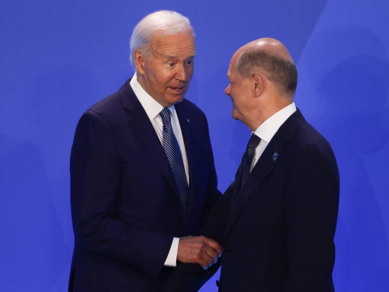 26 Gefangene ausgetauscht, Familien wieder vereint – doch der Deal mit Putin sorgt für Aufregung. Warum der Austausch von Mördern und Spionen gegen politische Häftlinge die Gemüter erhitzt und welche Rolle Deutschland dabei spielt.