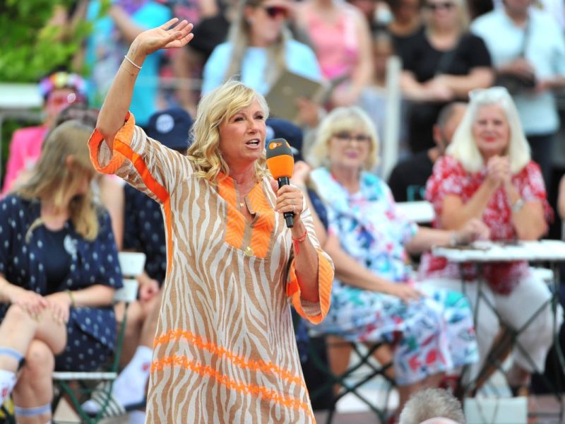 Im Fernsehgarten sorgt Andrea Kiewel für laute Pfiffe im Publikum!