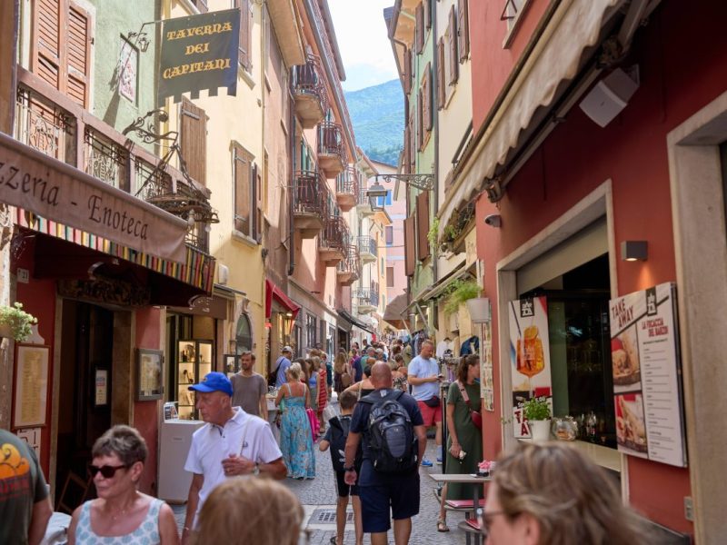 Touristen mit schlechtem Verhalten während des Urlaubs in Italien