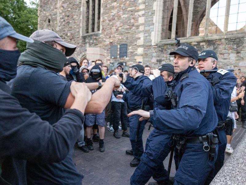 Die Polizei in England rechnet mit der größten Eskalationsstufe.