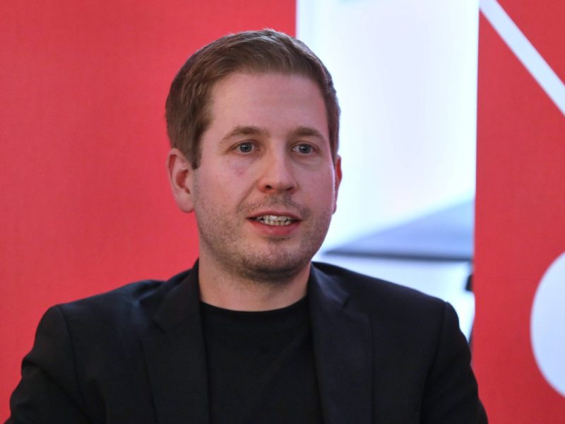 Steuer-Rabatt für ausländische Fachkräfte: Kevin Kühnert widerspricht dem Vorhaben seiner eigenen Koalition.