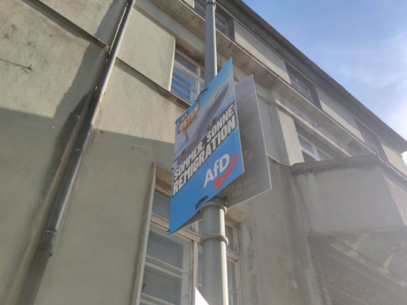 Gewalt gegen Flüchtlinge erreicht schockierende Werte, besonders in AfD-Hochburgen wie Sachsen und Thüringen. Ein beunruhigender Trend, der auf die hetzerische Rhetorik der Partei zurückgeführt wird.