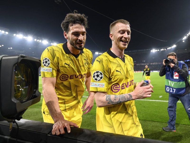 Mats Hummels und Marco Reus feiern zusammen.