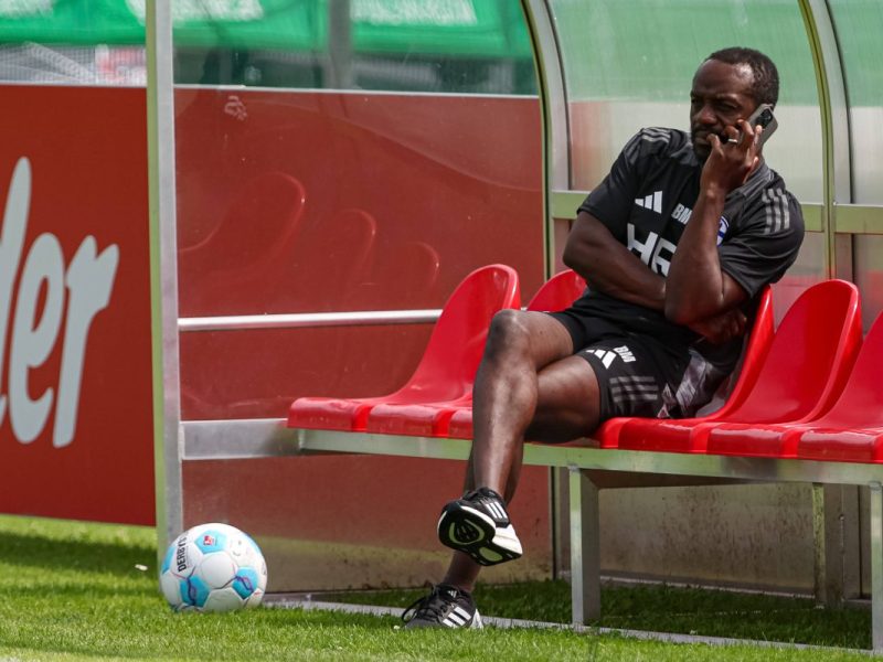 Legt der FC Schalke 04 auf dem Transfermarkt noch einmal nach? Chef-Kaderplaner Ben Manga äußert sich zu den weiteren Plänen des S04.