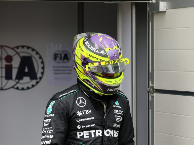 Formel 1: Lewis Hamilton kann es nicht fassen.