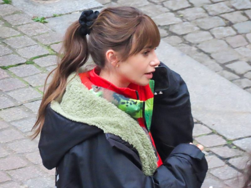 Sie feiern auf Netflix riesige Erfolge: „Emily in Paris“ erfreut sich großer Beliebtheit. Doch für eine Darstellerin ist es die Hölle...