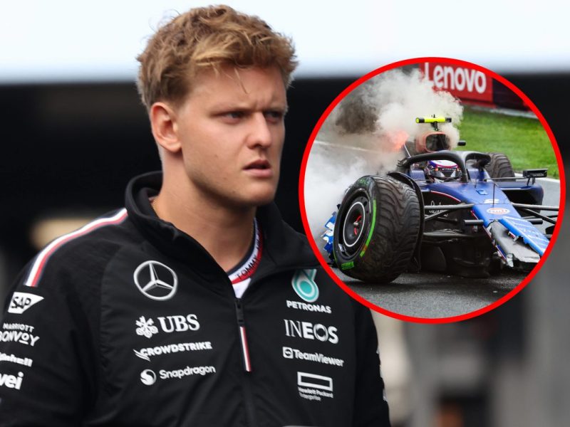 Mick Schumacher guckt bei Logan Sargeant genau hin.