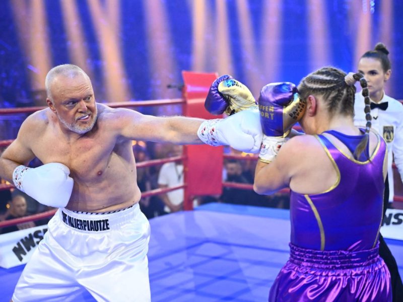 Stefan Raab während des Boxkampfes mit Regina Halmich.