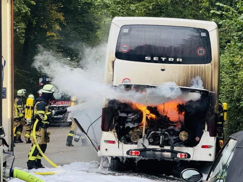 Die Feuerwehr Essen löscht einen brennenden Bus.