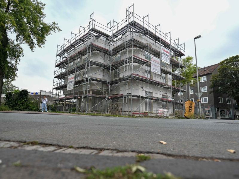 Eine Baustelle in Duisburg-Hochfeld zieht die Aufmerksamkeit auf sich.