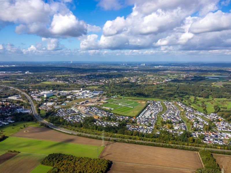 lange Schlange in Dortmund vor einem Haus