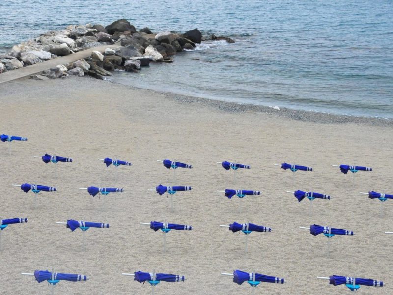 Ein verlassener Strand in Ligurien in Italien.
