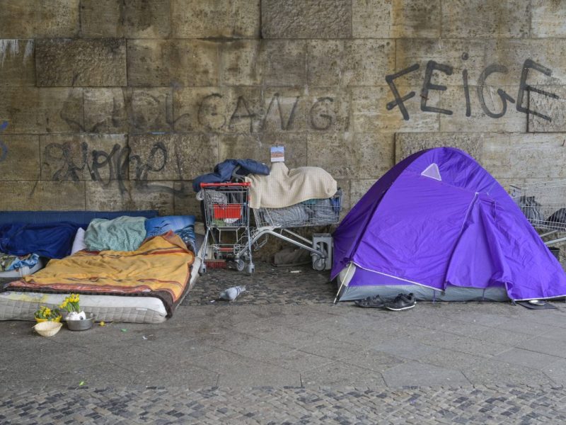 In NRW musste sich ein Obdachloser aus seinem brennenden Zelt retten! (Symbolfoto)