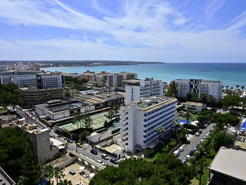 Blick auf die Bucht der Playa de Palma in Arenal auf der spanischen Baleareninsel Mallorca.