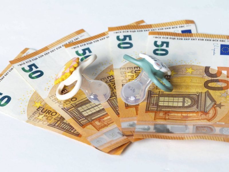 Alles über die Auszahlung vom Kindergeld.