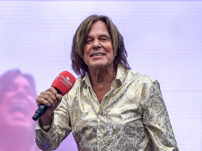 Trotz gesundheitlicher Herausforderung scheint Jürgen Drews voller Lebensfreude. Jetzt plaudert der Sänger aus dem Nähkästchen.