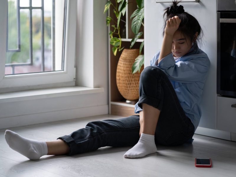 Nach dem Studium endlich ins Berufsleben starten – aber das Gehalt ist ein Schock? Eine BWL-Studentin macht ihrem Frust Luft und erhält von einem Unternehmer eine eiskalte Antwort.