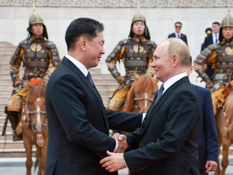 Kreml-Chef Putin reist in die Mongolei und versucht das Land in seinen Bann zu ziehen. Der Haftbefehl gegen ihn wird ignoriert.