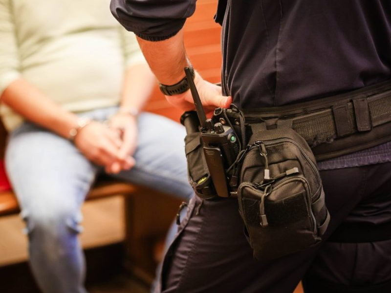 Mann Verdächtiger Symbolbild