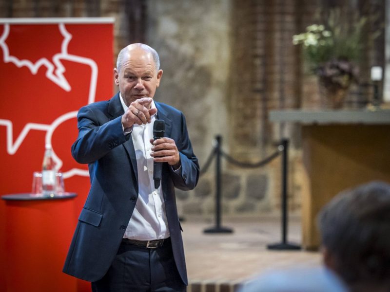 Kanzler Olaf Scholz schließt Abkommen zur Abschiebung ausreisepflichtiger Personen ab. Vor allem ein Detail des Deals mit Usbekistan lässt aufhorchen.