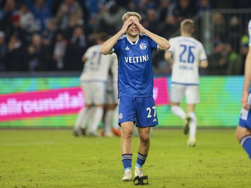 Einst galt er als großer Hoffnungsträger des FC Schalke 04. Schon nun geht seine Karriere mehr und mehr den Bach runter.