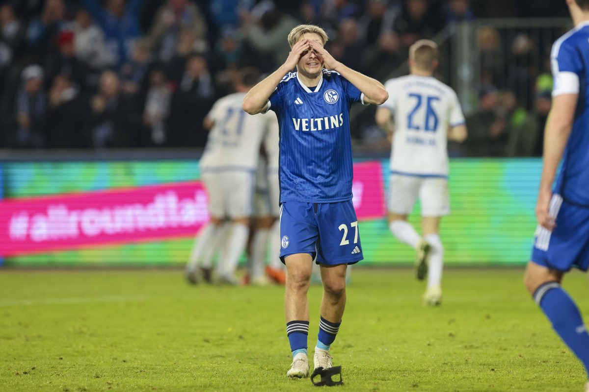 Einst galt er als großer Hoffnungsträger des FC Schalke 04. Schon nun geht seine Karriere mehr und mehr den Bach runter.