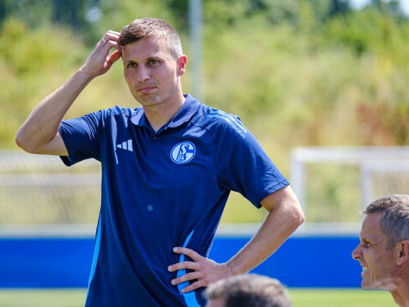 Bleibt Jakob Fimpel sogar langfristig Chefcoach des FC Schalke 04? Der Interimstrainer des Pottklubs ließ aufhorchen.