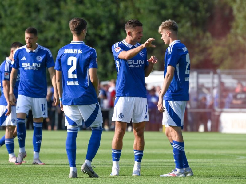 Zwischen Ben Manga und Karel Geraerts gab es zuletzt leichte Differenzen. Nun könnte der Trainer des FC Schalke 04 ungewollt nachgeben.
