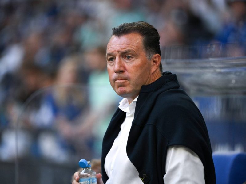 Der FC Schalke 04 räumt einmal komplett auf! Nach der Entlassung von Trainer Karel Geraerts muss auch Sportdirektor Marc Wilmots seine Sachen packen.