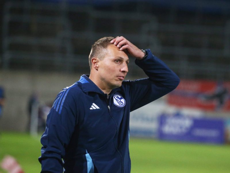 Jakob Fimpel soll den FC Schalke 04 kurzfristig zurück in die Erfolgsspur bringen. Dabei wird vor allem eine Entscheidung richtungsweisend.