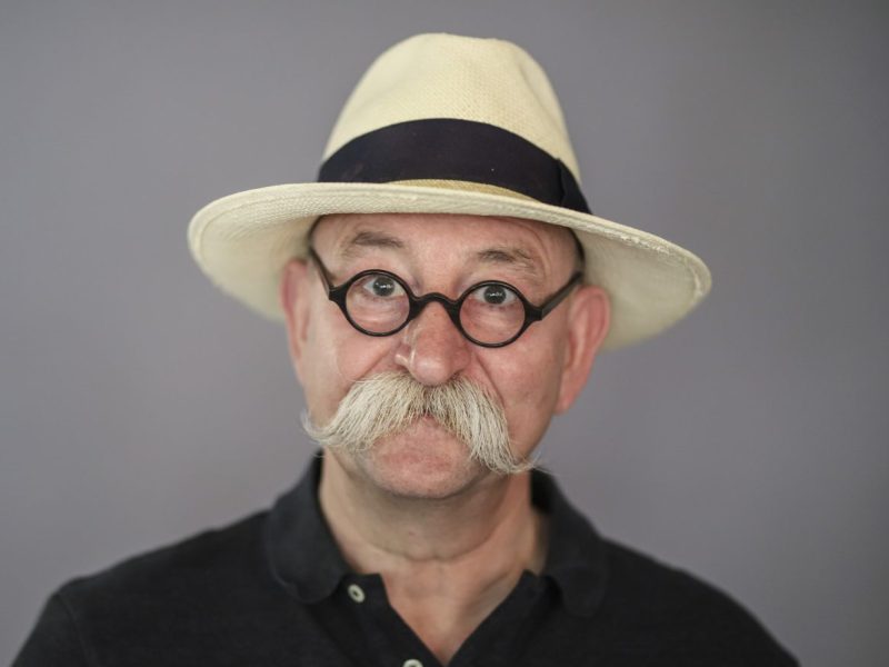 Horst Lichter und sein Schnauzer gehören zusammen wie das Amen in der Kirche. Doch jetzt verblüfft der Moderator mit neuem Look.