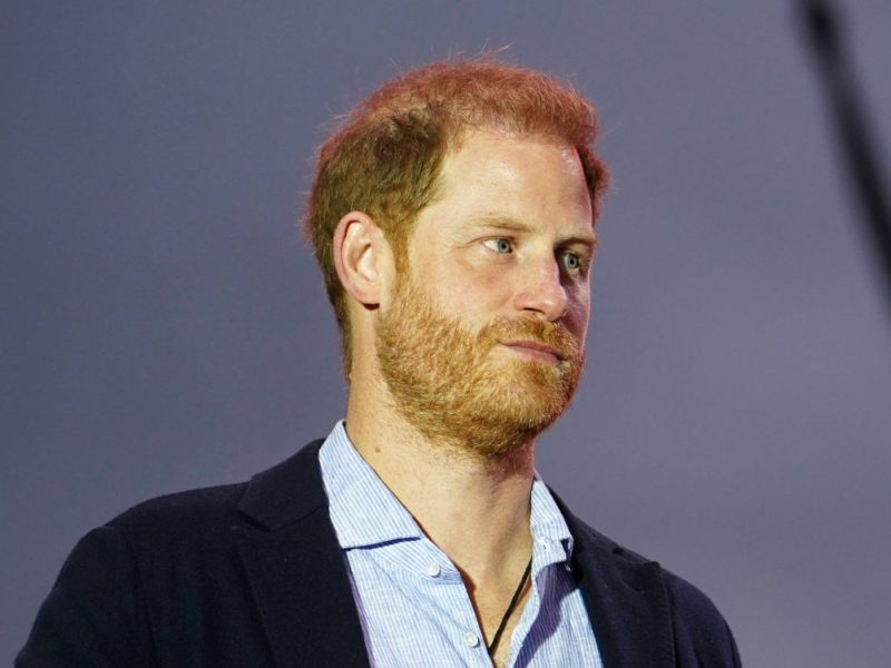 Prinz Harry ist eigentlich nicht nur in Europa, sondern weltweit bekannt. Doch jetzt sorgt ein peinlicher Moment für Aufsehen.