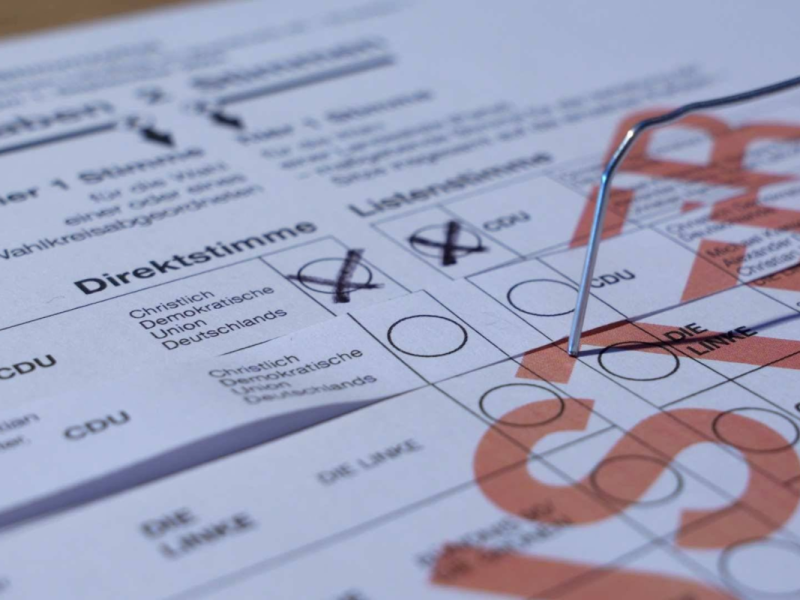 Wegen möglichen Wahlbetrugs zur Sachsen-Wahl führte die Polizei eine Razzia durch.