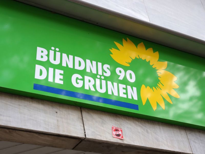 Eine Puppe trägt die Aufschrift 