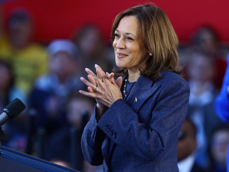 Filmemacher Michael Moore ist sich sicher, dass Kamala Harris die US-Wahl gewinnen wird.