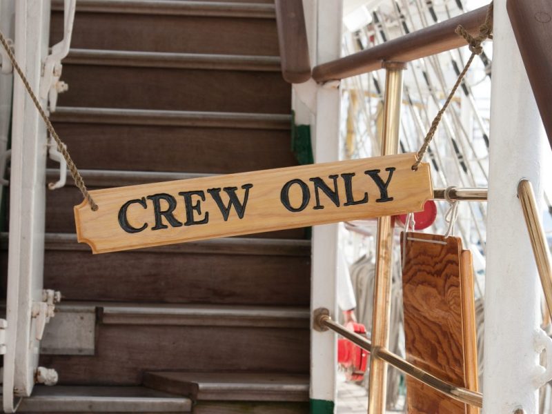 Auf Kreuzfahrtschiffen benutzt die Crew oft geheime Codes, um zu kommunizieren.