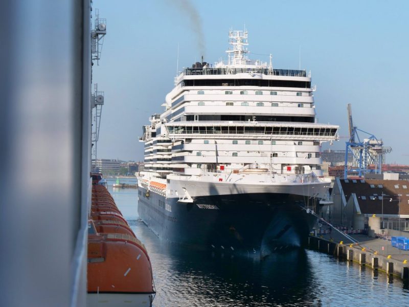 Für einen Passagier ist die Traum-Kreuzfahrt zu einem echten Horror geworden. Nun kämpft er um sein Leben.