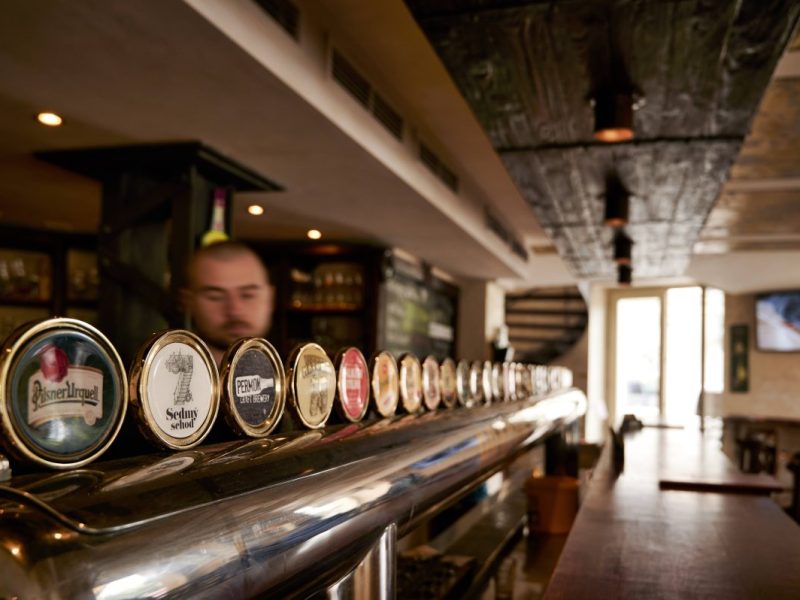 Ein beliebtes Reiseziel hat vor Kurzem ein Kneipentour-Verbot ausgesprochen - dies richtet sich vor allem gegen Touristen.