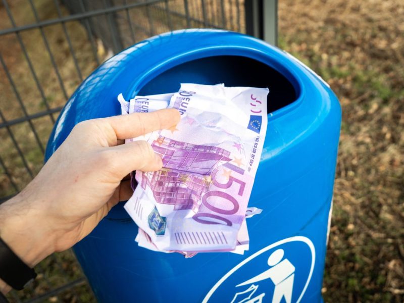 Ein Mann nutzt fremdes Geld zum Lotto spielen. (Symbolfoto)