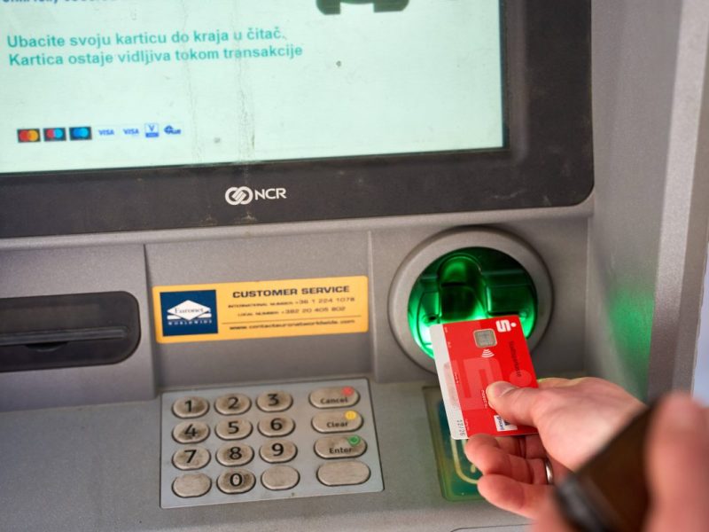 An Automaten der Sparkasse und anderen Banken könnte das Bargeld knapp werden. (Archivfoto)
