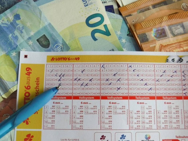 Dieser Lotto-Millionär lässt es sich nach dem dicken Gewinner nun richtig gut gehen. In jungen Jahren hat er bereits ausgesorgt.