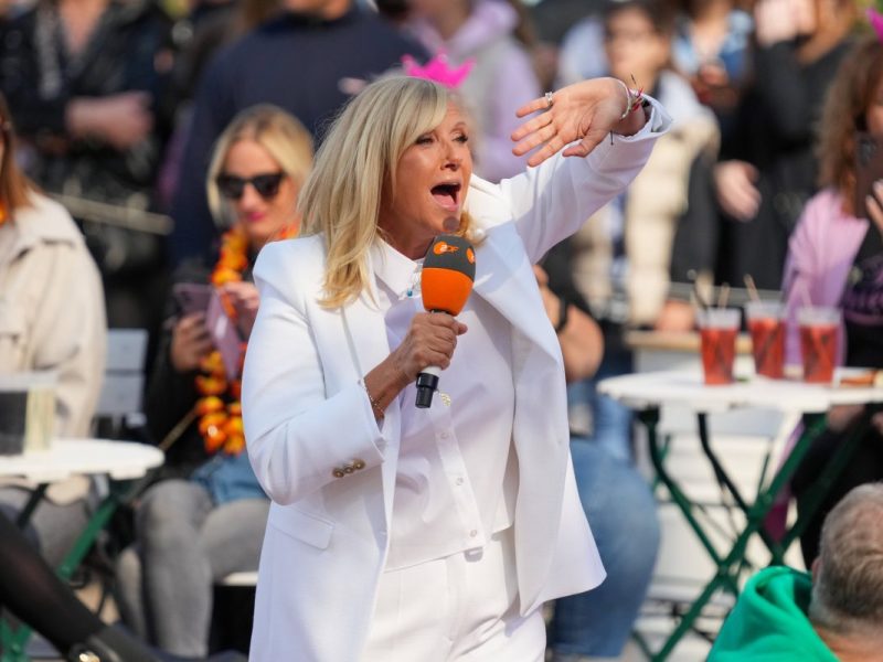 „Fernsehgarten“: Andrea Kiewel ist im ZDF auf Kuschelkurs.