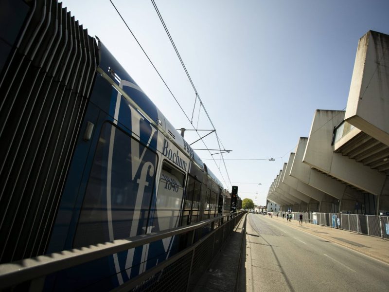 Dieser Anblick ist für viele Fans des VFL Bochum ein harter Schlag. Vor dem Spiel gegen die Bayern ist es zu einem bitteren Unfall gekommen.