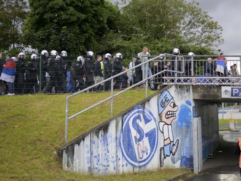 Zwischen den Fans des FC Schalke 04 und der Polizei kocht es wieder hoch.