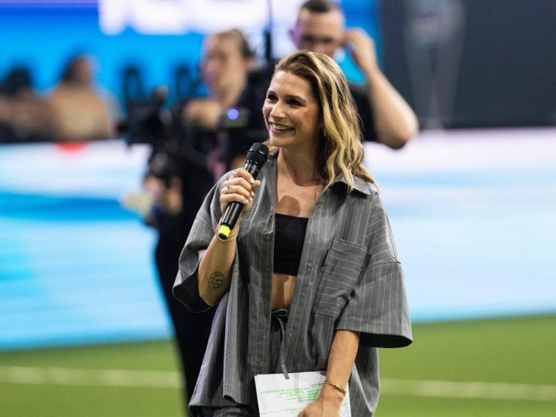 Jana Wosnitza moderiert die NFL-Übertragung bei RTL.