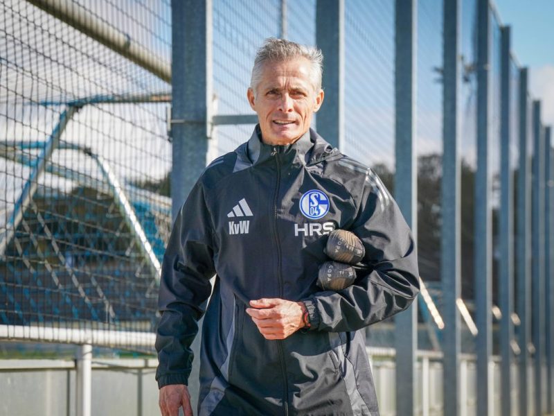 Kees van Wonderen ist neuer Trainer von Schalke 04. Kaderplaner Ben Manga erklärte nun, wieso die Wahl letzlich auf den Niederländer fiel.