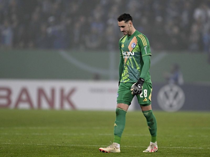 Der Kampf um die Nummer eins beim FC Schalke 04 wird immer heißer. Justin Heekeren zeigt sich trotz des bitteren Abends in Augsburg kämpferisch.